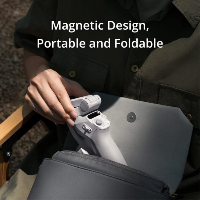 Estabilizador inteligente DJI Osmo Mobile 6 siendo guardado en un bolso, destacando su diseño magnético, portátil y plegable.