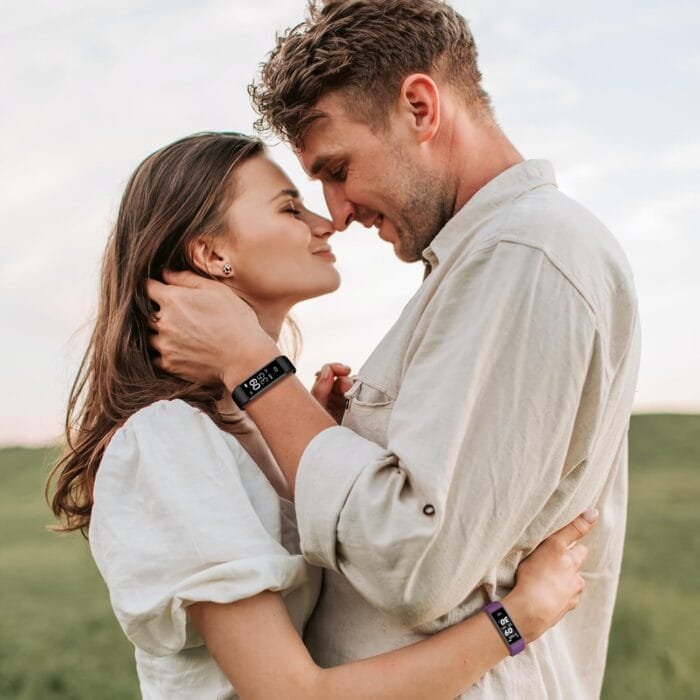 Pareja disfrutando de sus Smartbands Livikey mientras comparten momentos al aire libre.