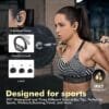 Persona usando auriculares inalámbricos BX17 durante entrenamiento, con ajuste seguro y comodidad para actividades deportivas.
